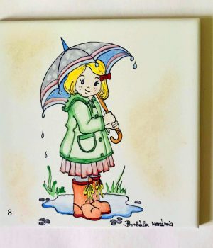 Kerámia kép: kislány esőben esernyővel és gumicsizmával.